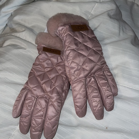 UGG Touchscreen Compatible Quilted Gloves with Genuine Shearling Trim - Picture 6 of 7